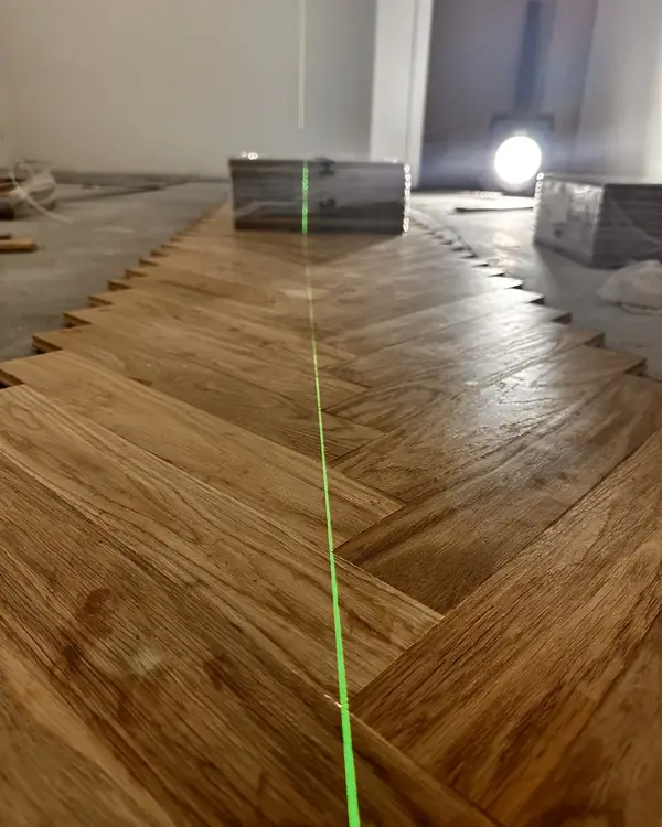 Sildebensparket under lægning med en grøn laserlinje ned gennem mønsteret
